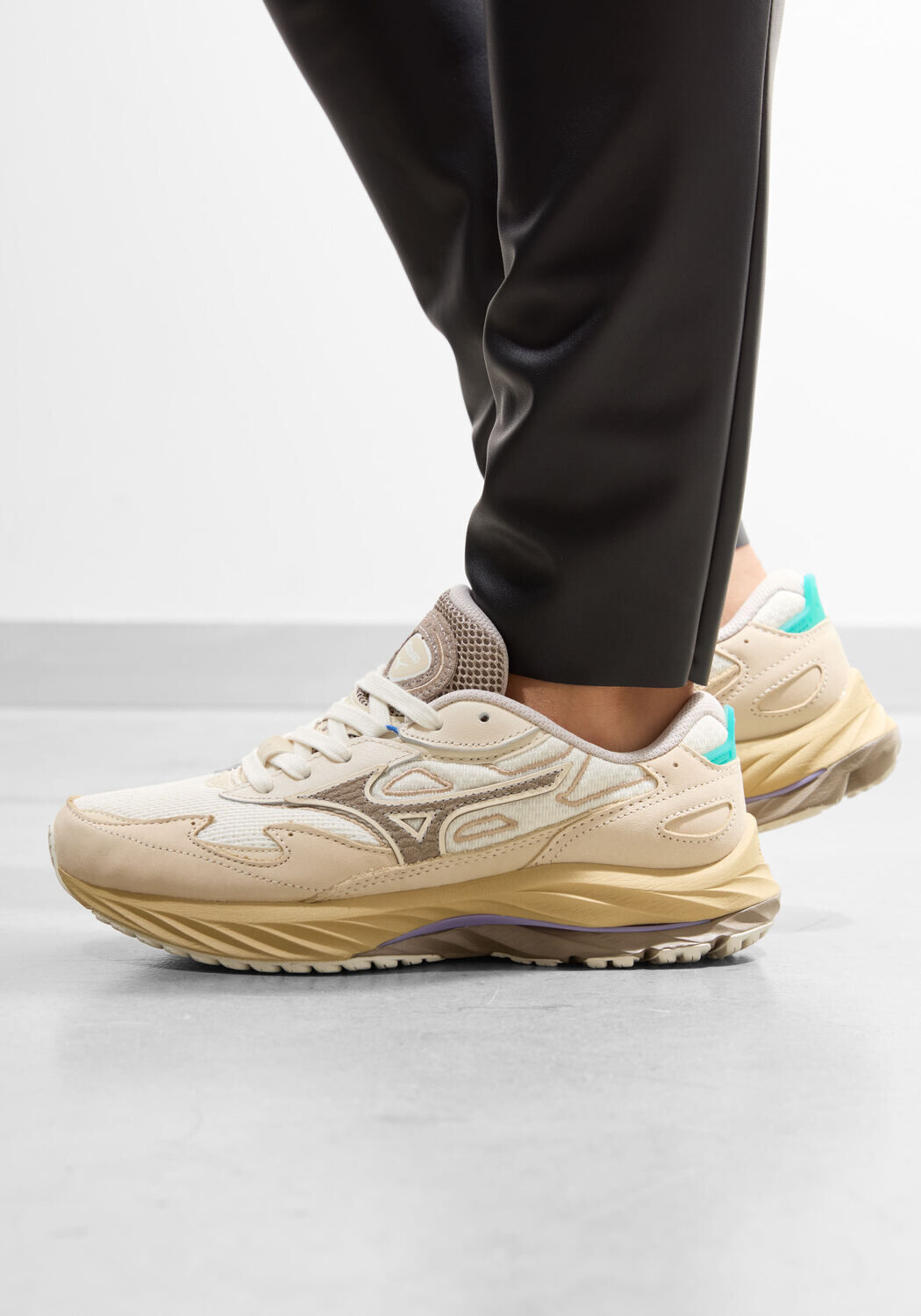 Creme MIZUNO Sneaker Low WAVE RIDER BETA - medium