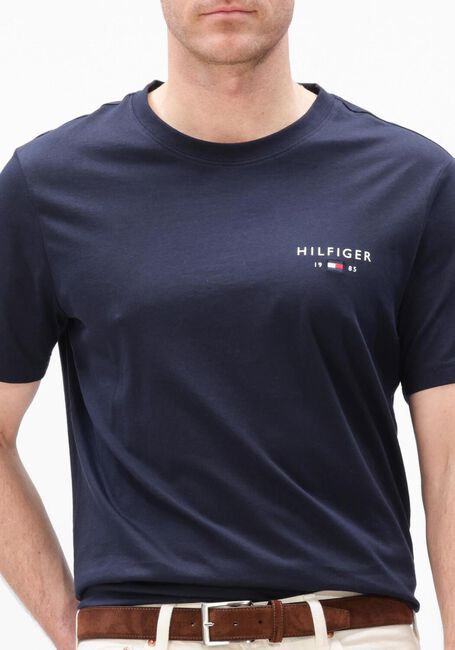 Dunkelblau TOMMY HILFIGER T-shirt BRAND LOVE SMALL HILFIGER TEE - large