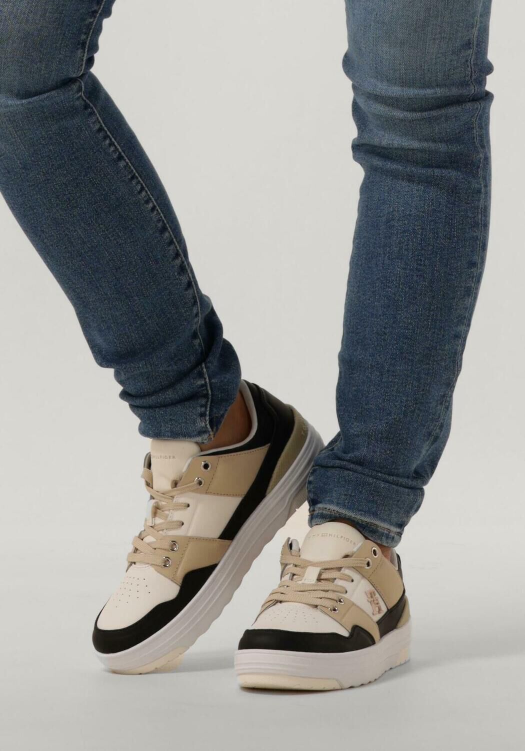 Wei&szlig;e TOMMY HILFIGER Sneaker Low BASKET LOW - large