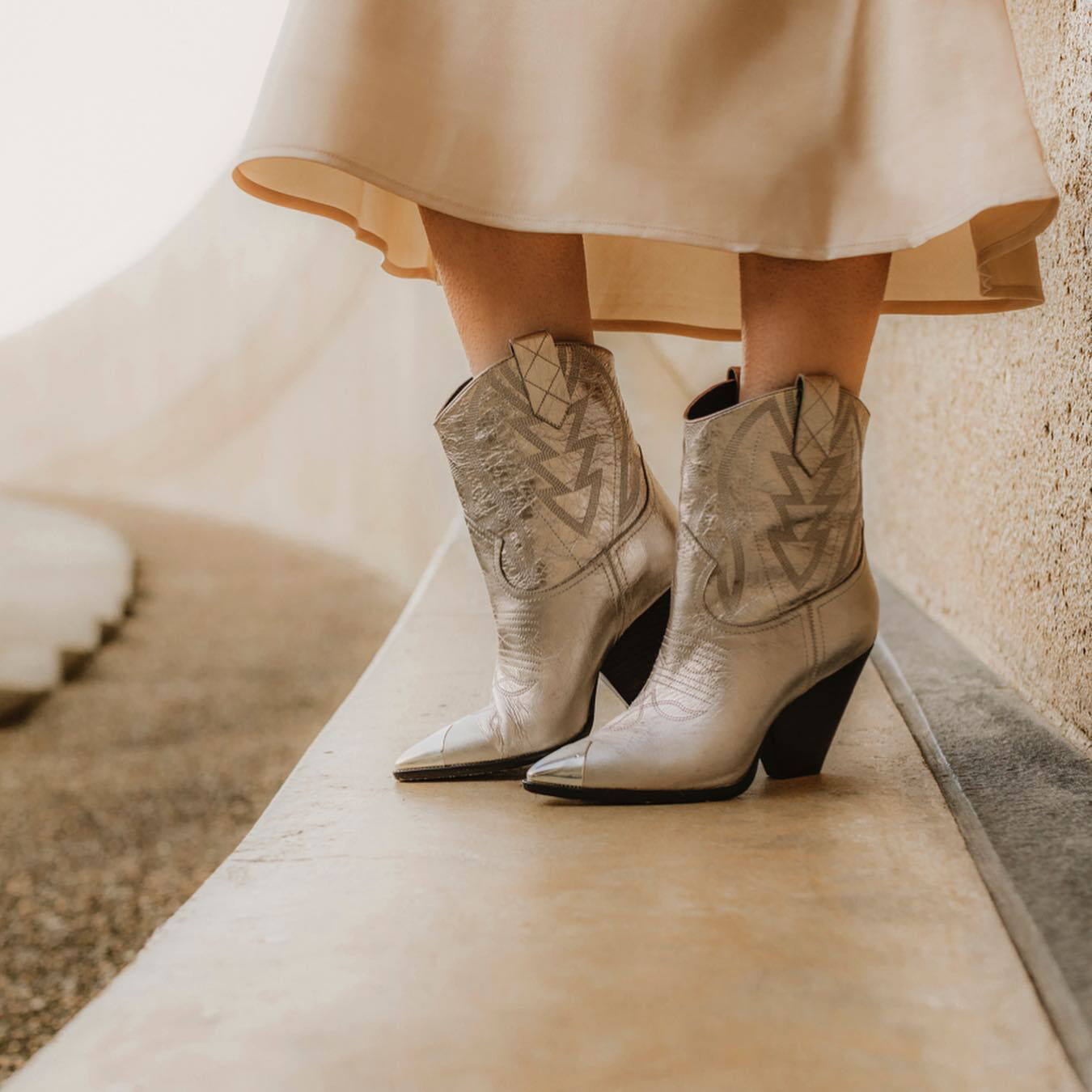 Goldfarbene LOLA CRUZ Stiefeletten 293T16BK - large