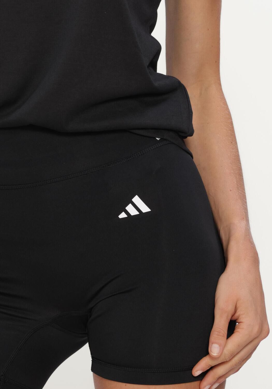 Schwarze ADIDAS Kurze Hose OPT ESS SHO L - large