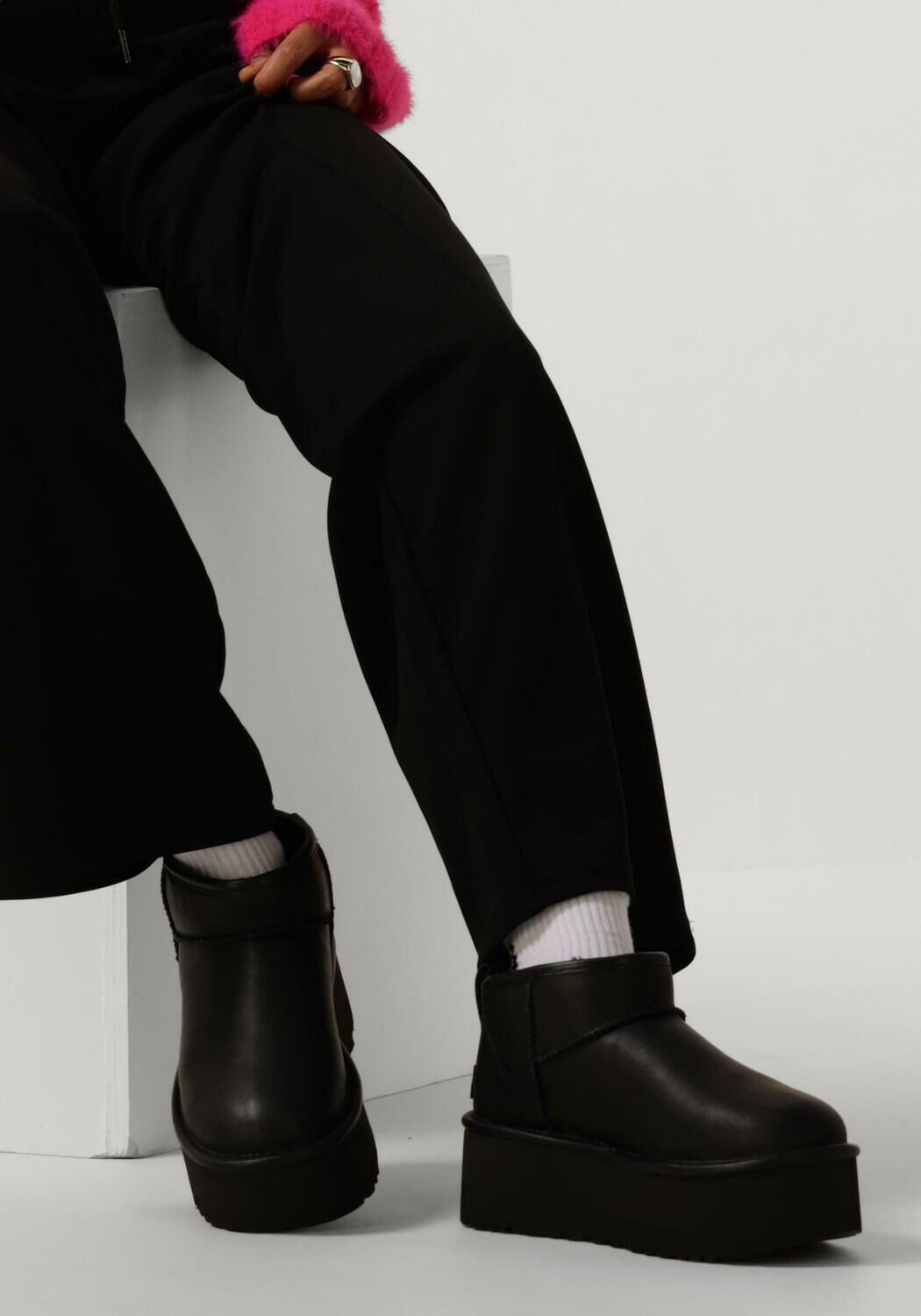 Schwarze UGG Winterstiefel W CLASSIC ULTRA MINI PLATFORM - large