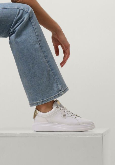 Weiße TOMMY HILFIGER Sneaker Low POINTY COURT HARDWARE - large