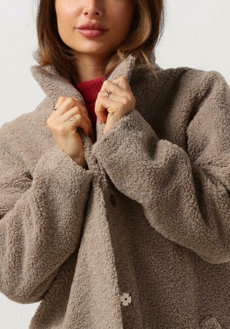 Taupe MINUS Teddy-Jacke SAIDIE VEGAN FUR COAT - large