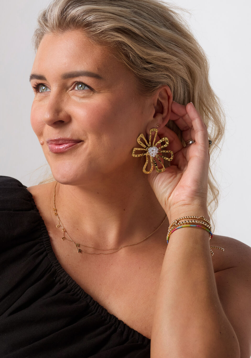 Goldfarbig OMODA ATELIER Ohrringe X FLORINE - large