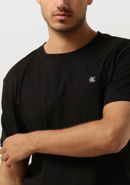 Schwarze CALVIN KLEIN T-shirt CK EMBRO BADGE TEE - large