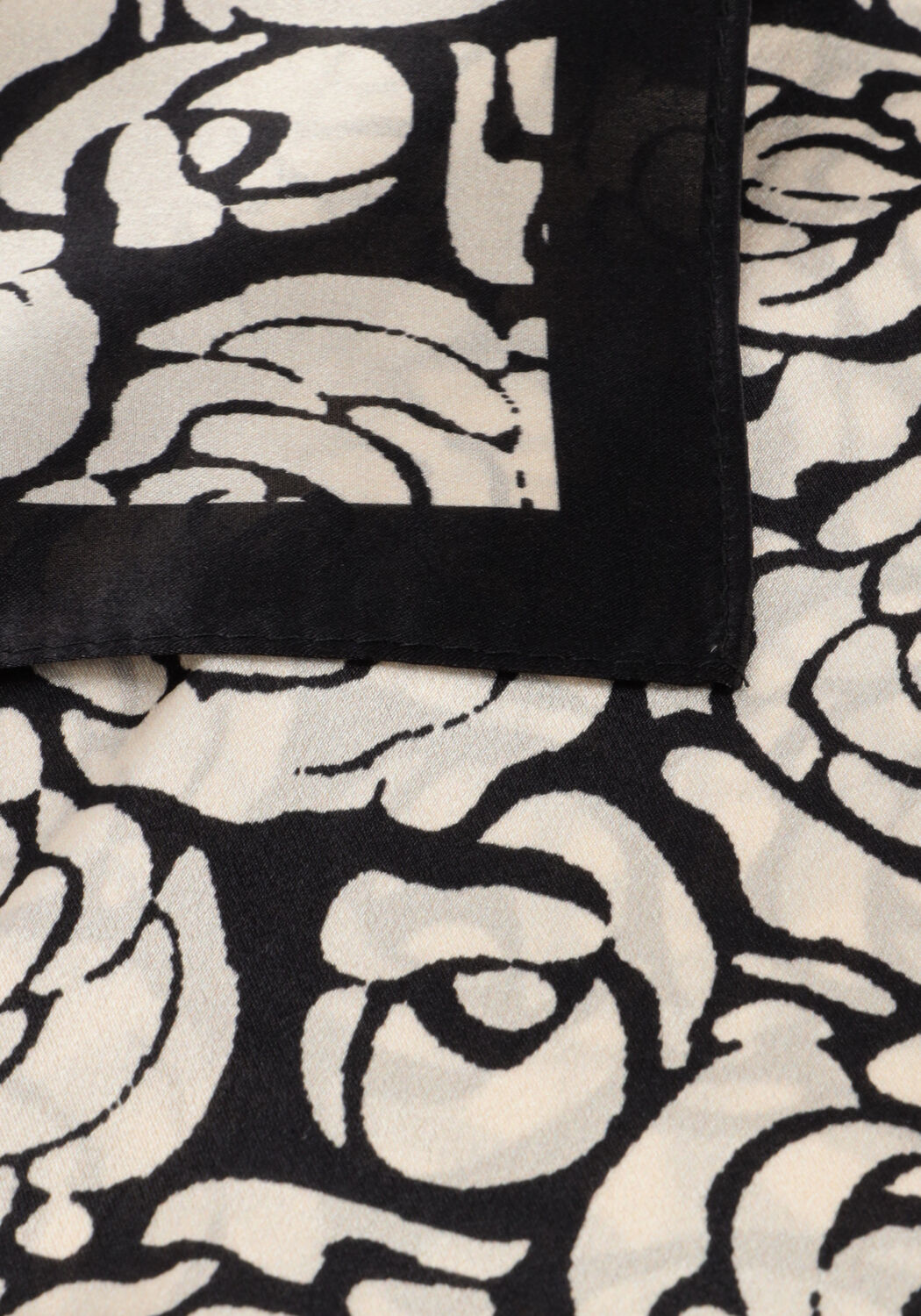 Schwarze NOTRE-V Schal ZAYA - large