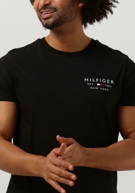 Schwarze TOMMY HILFIGER T-shirt BRAND LOVE SMALL LOGO TEE - large