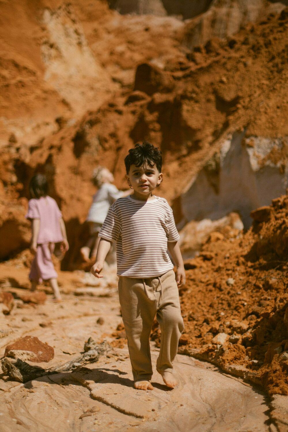 Camelfarbene LIL' ATELIER T-shirt NMMGEO FON LOOSE TOP - large