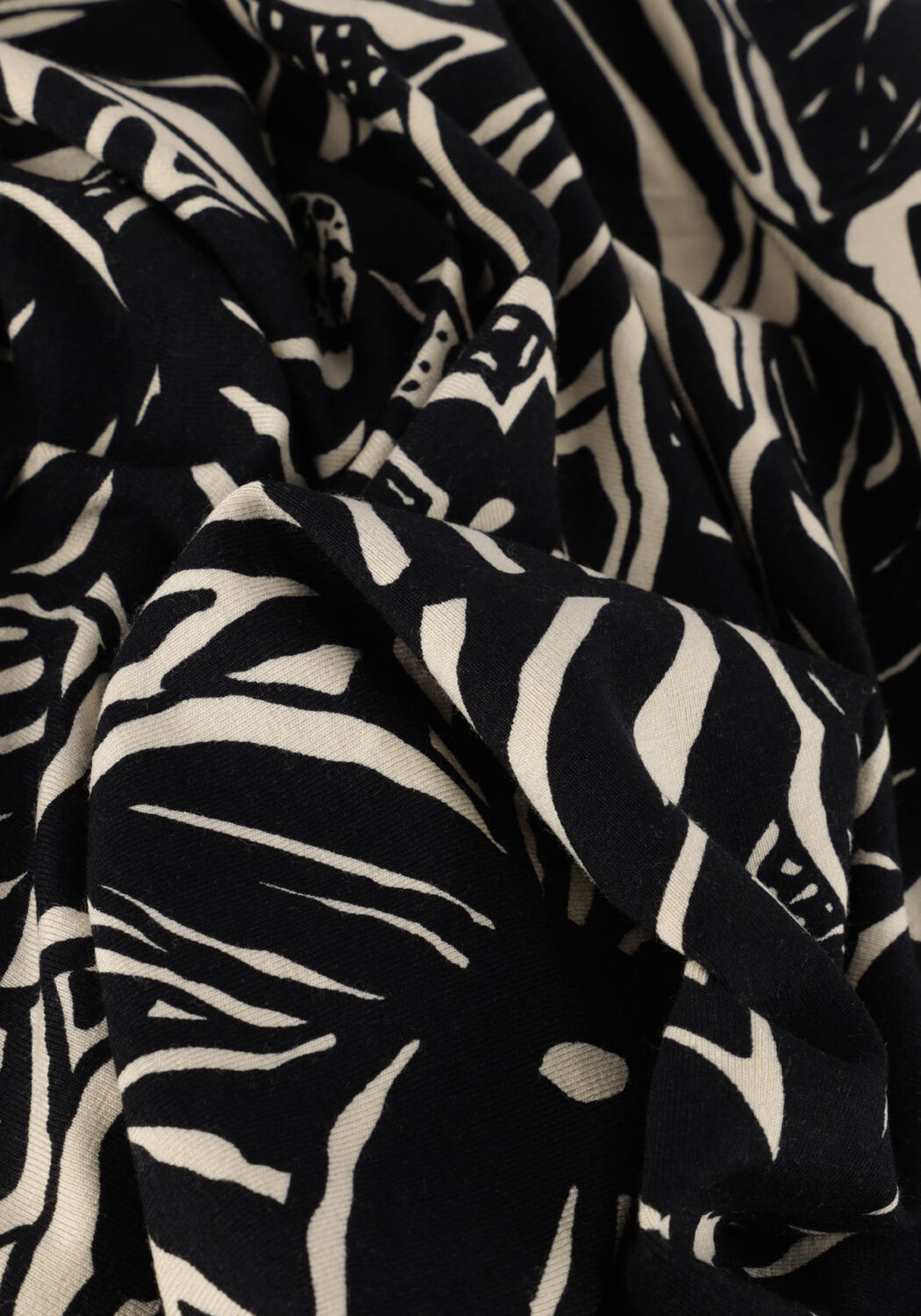 Schwarze JANSEN AMSTERDAM Top VFB179 PRINTED TOP SHORT SLEEVE V-NECK - large