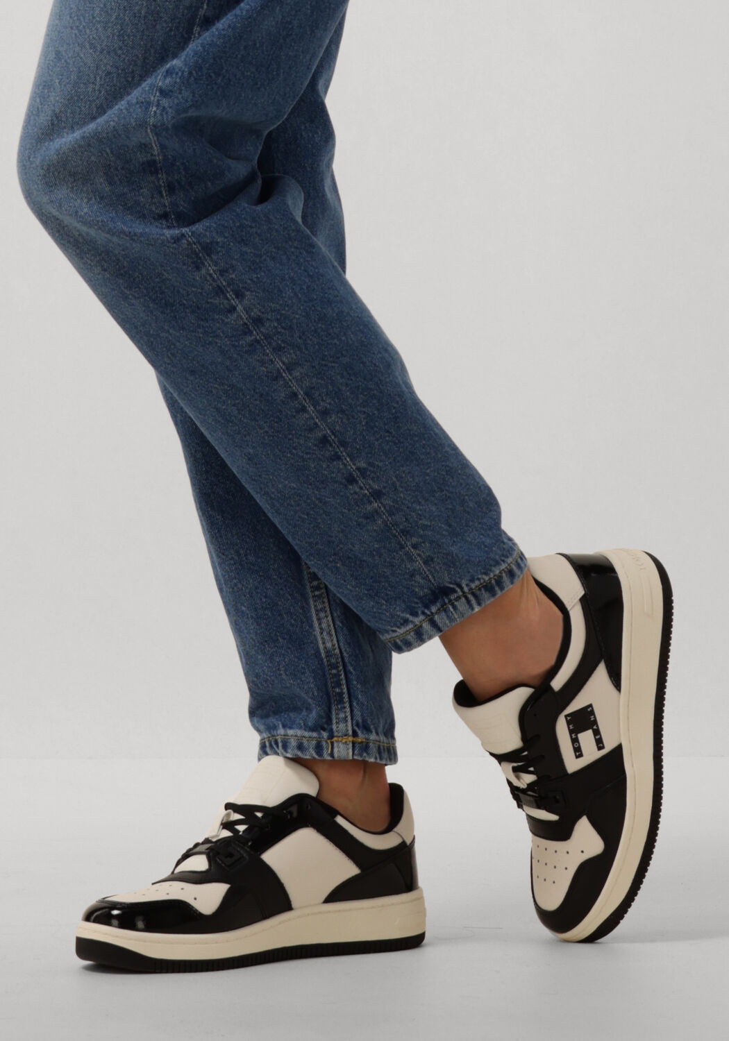 Schwarze TOMMY JEANS Sneaker Low TJW RETRO BASKET - large