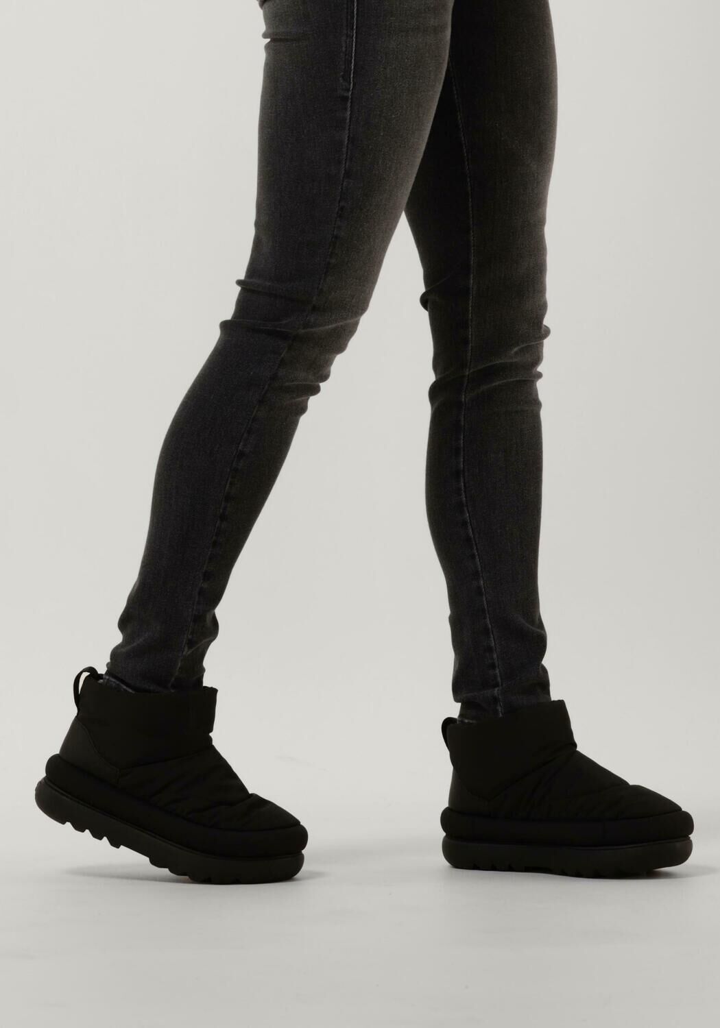 Schwarze UGG Winterstiefel W CLASSIC MINI1 - large