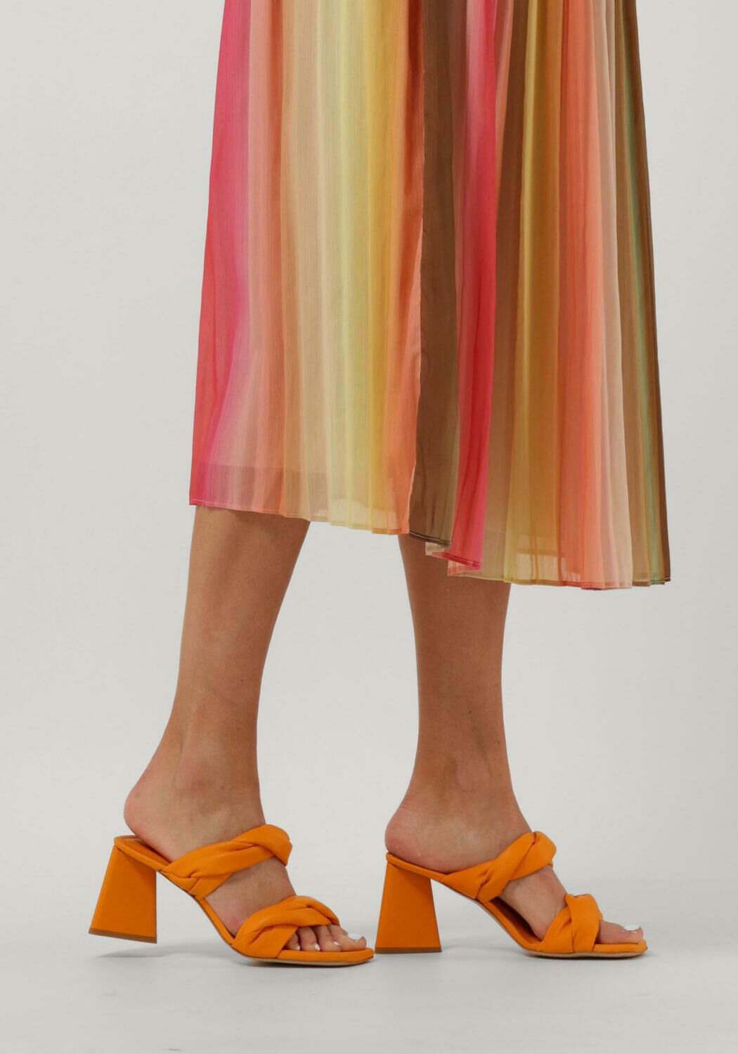 Orangene NUBIKK Mules TRIANGLE TWIST - large