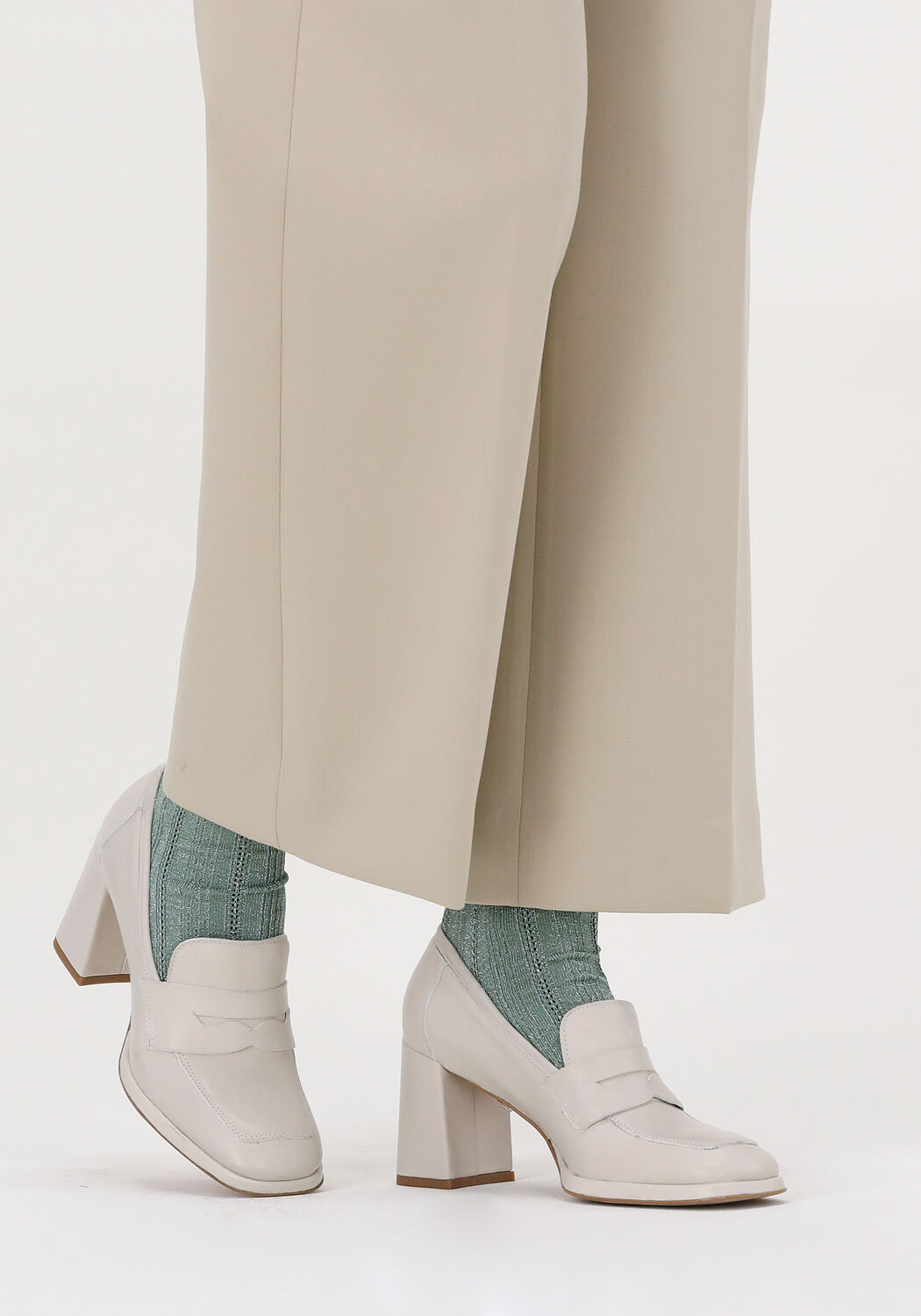 Wei&szlig;e NOTRE-V Pumps AO171 - large