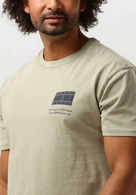 Grüne TOMMY JEANS T-shirt TJM REG ESSENTIAL CB FLAG TEE - large