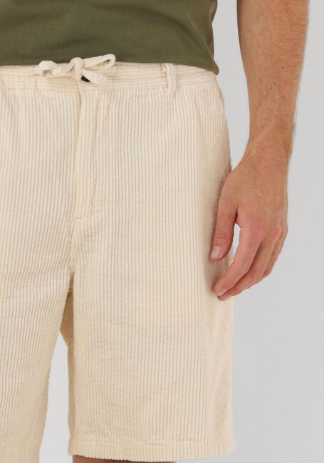 Nicht-gerade weiss ANERKJENDT Kurze Hose AKJAN CORDUROY SHORTS - large