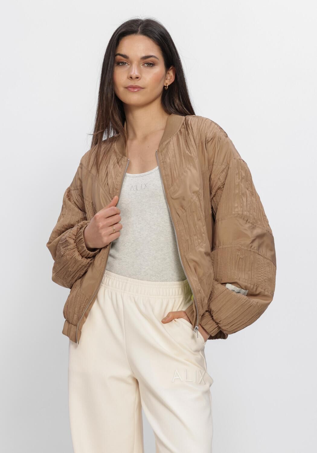 Camelfarbene ALIX THE LABEL Jack LADIES WOVEN PLISSE BOMBER - large