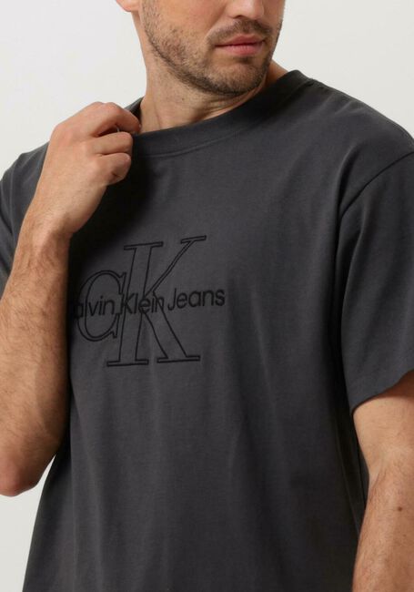 Graue CALVIN KLEIN T-shirt MONOLOGO WASHED TEE - large
