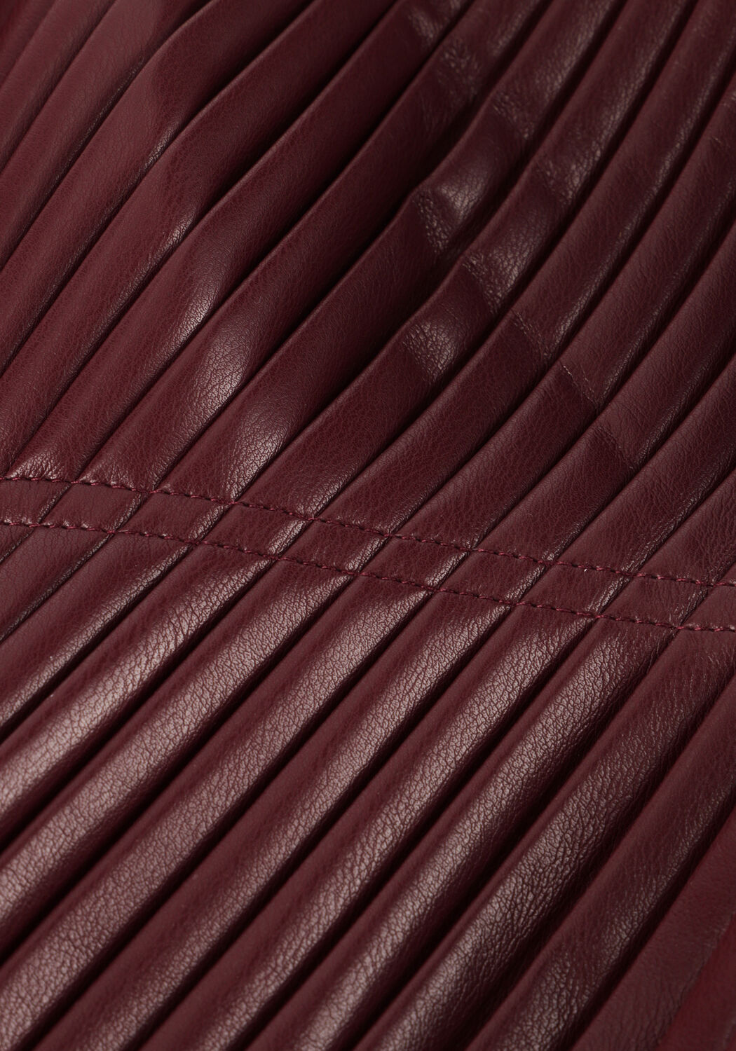 Bordeaux ALIX THE LABEL Wattierte Jack LADIES WOVEN PLEATED FAUX LEATHER BOMBER - large