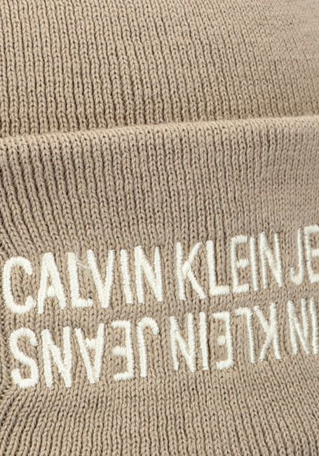 Beige CALVIN KLEIN Mütze COTTON MIRROR LOGO BEANIE Beige CALVIN KLEIN Mütze COTTON MIRROR LOGO BEANIE - large