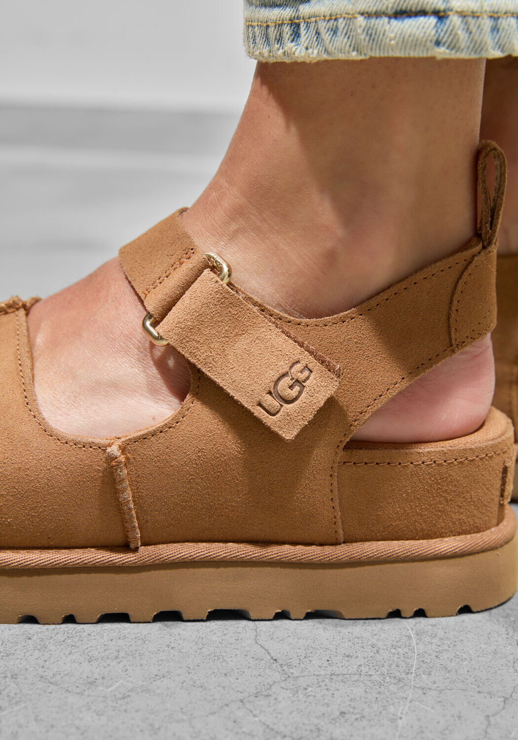 Cognacfarbene UGG Flache Sandalen W GOLDENSTAR HI - large