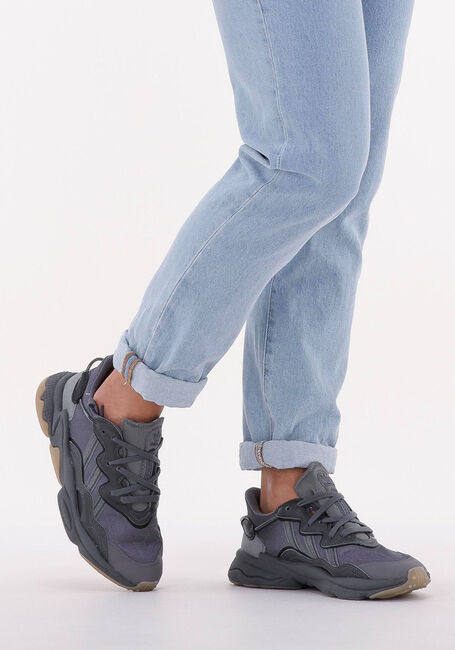 Graue ADIDAS Sneaker Low OZWEEGO MEN - large