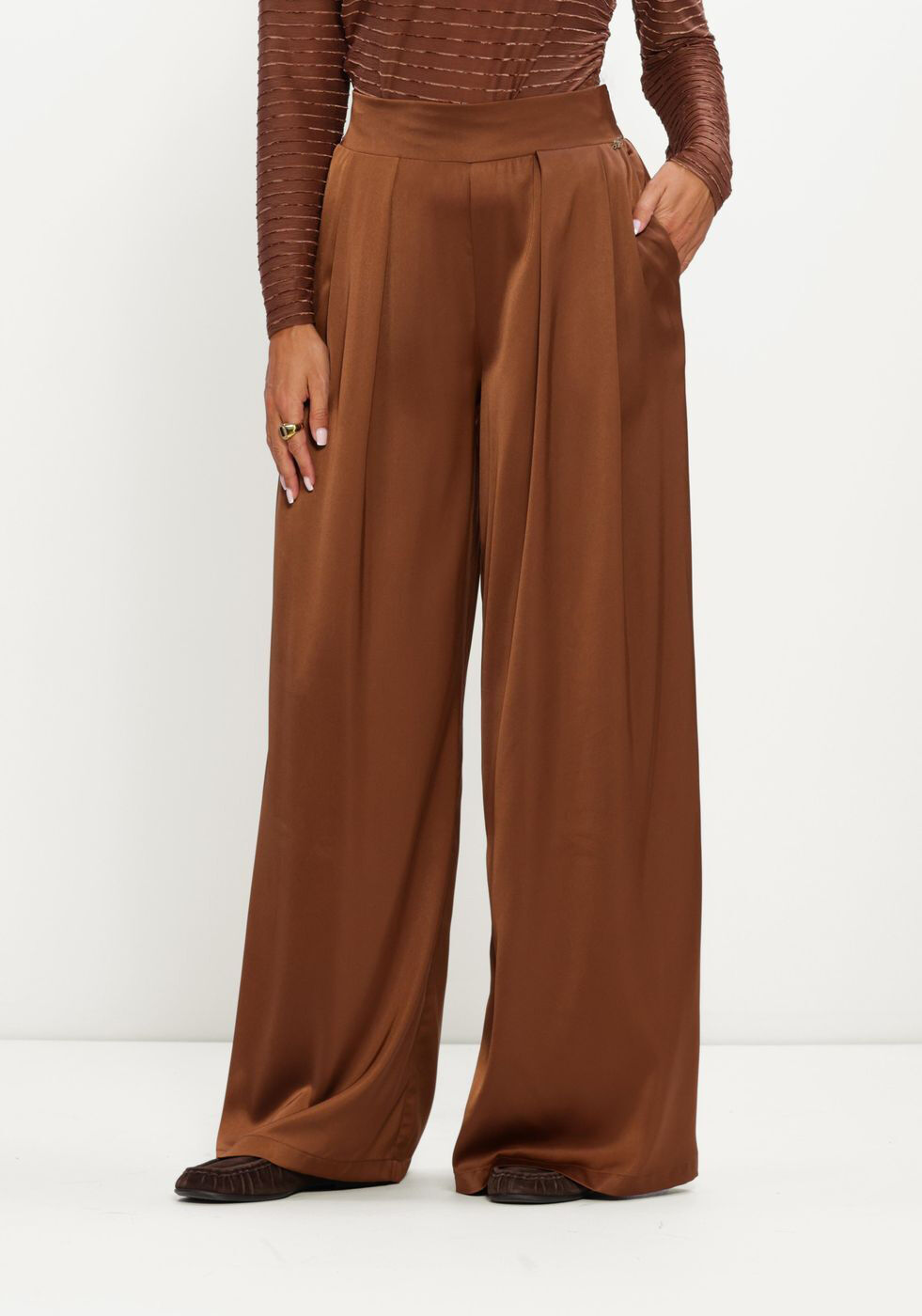 Braune NUKUS Weite Hose JUNE PANTS SHINY - large
