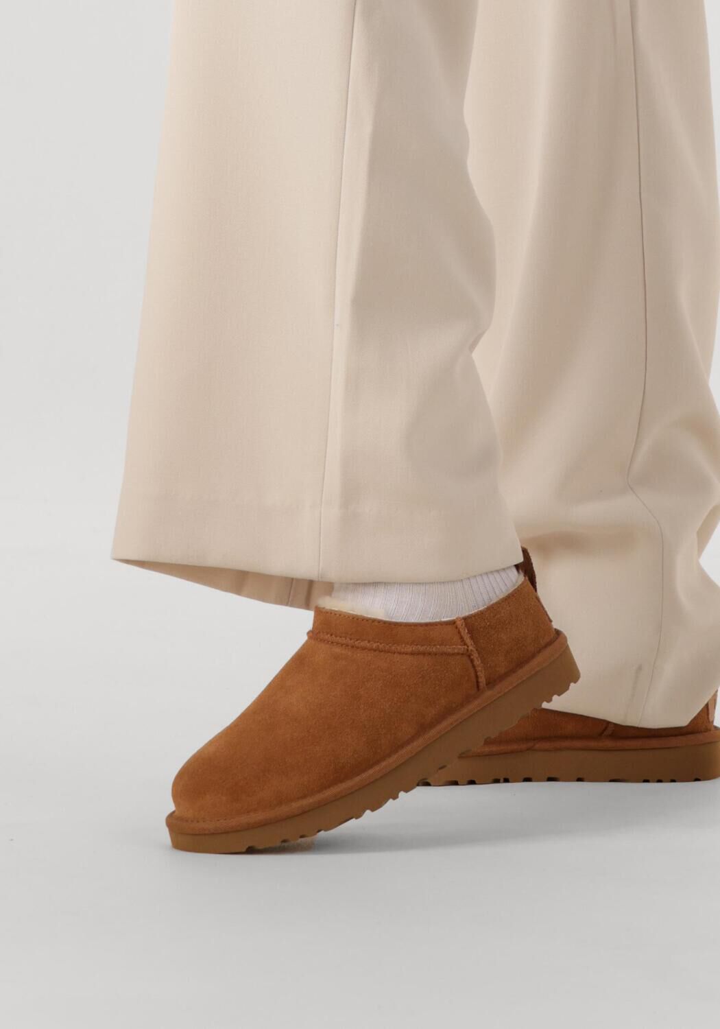 Cognacfarbene UGG Slipper W CLASSIC MICRO - large