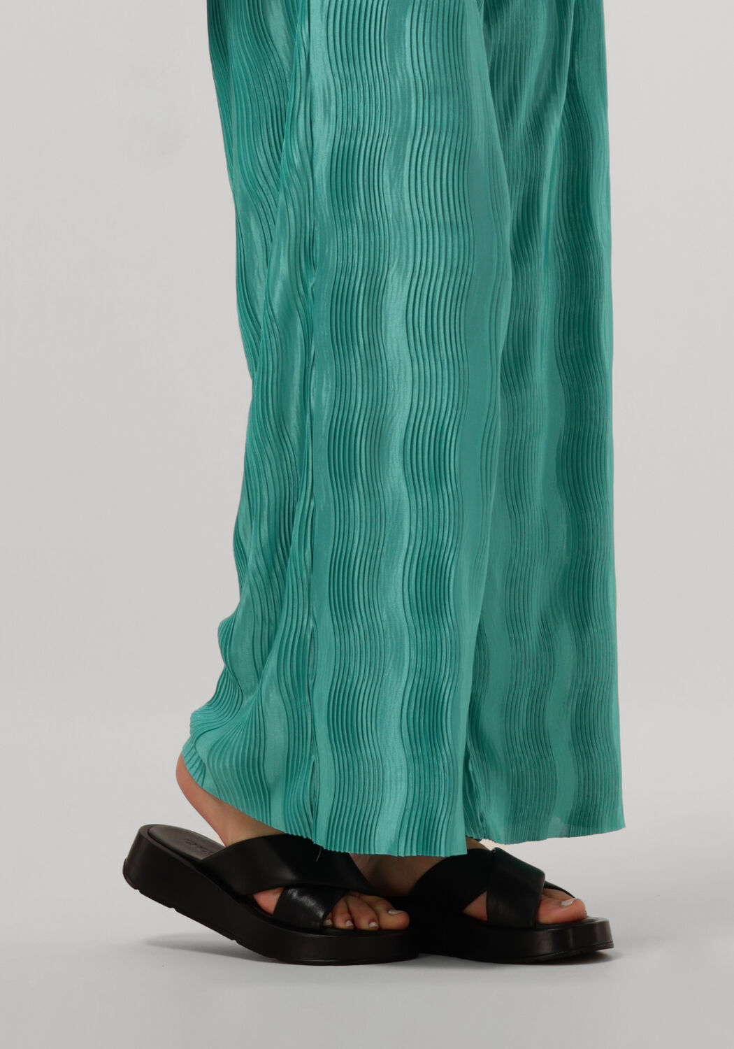 Schwarze OMODA Pantolette 1561 - large