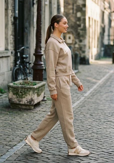 Beige THE LOLA CLUB Jogginghose JAYLA PANTS - large