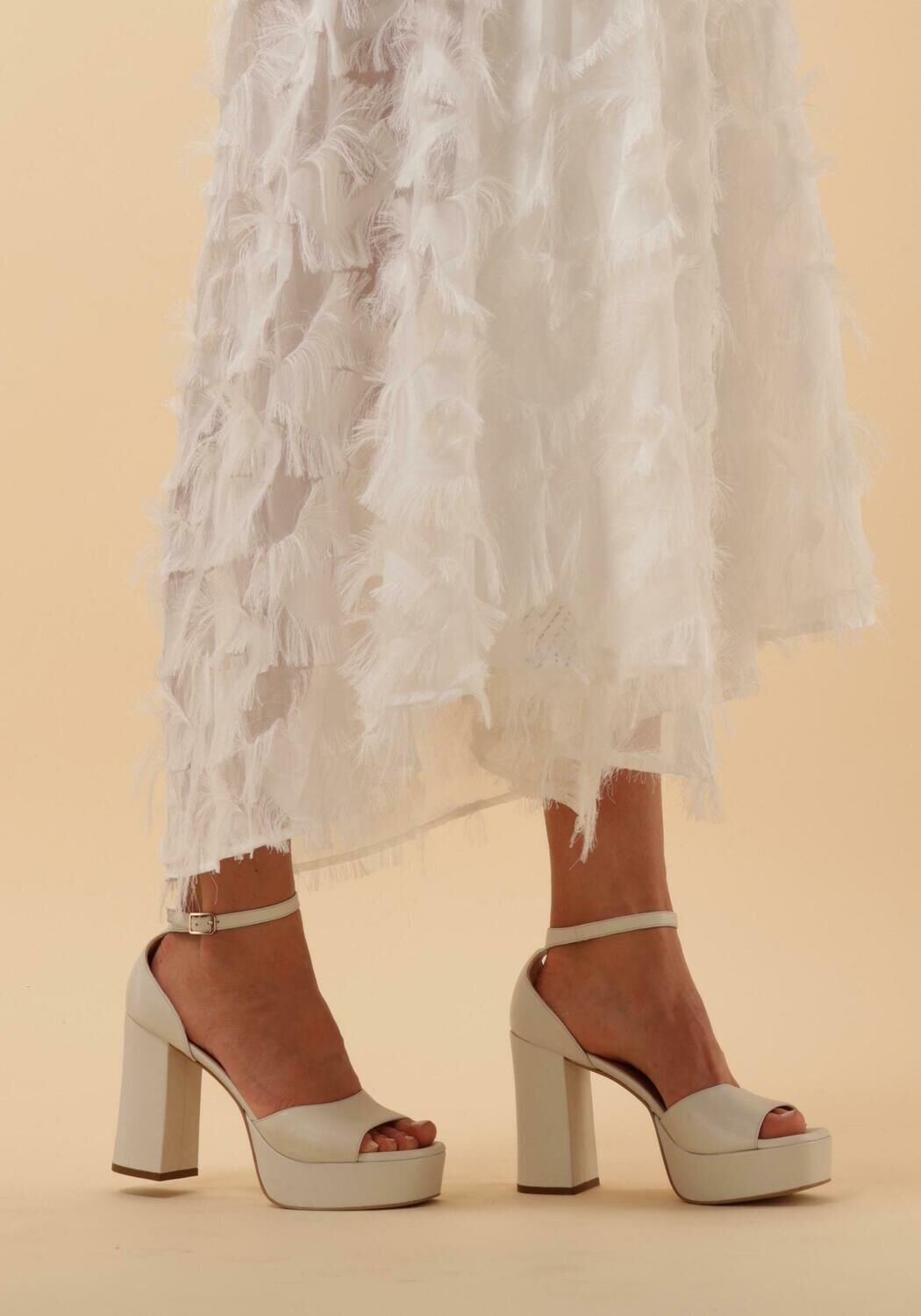 Wei&szlig;e UNISA Sandalen USUAL - large