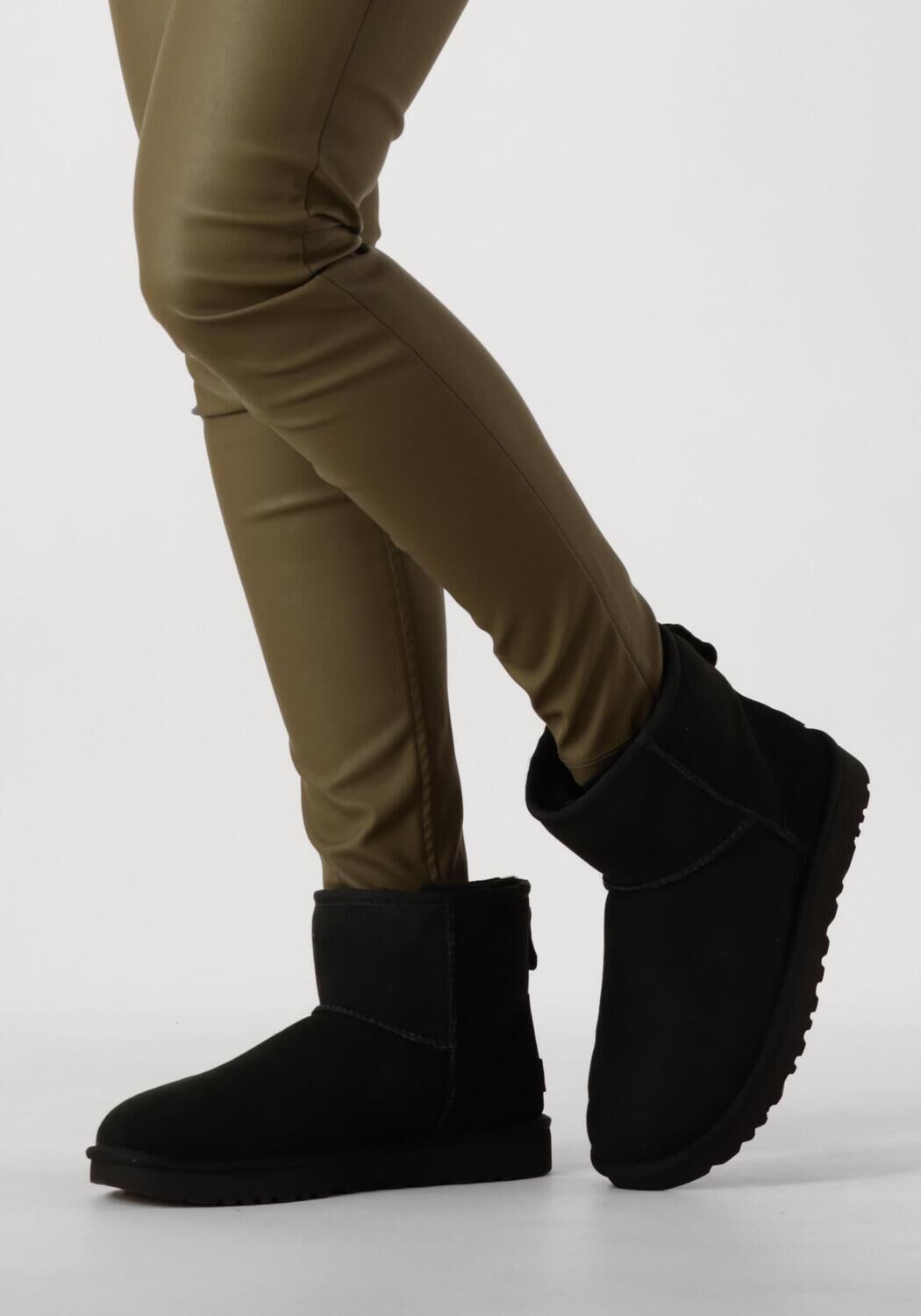 Schwarze UGG Winterstiefel W CLASSIC MINI II - large