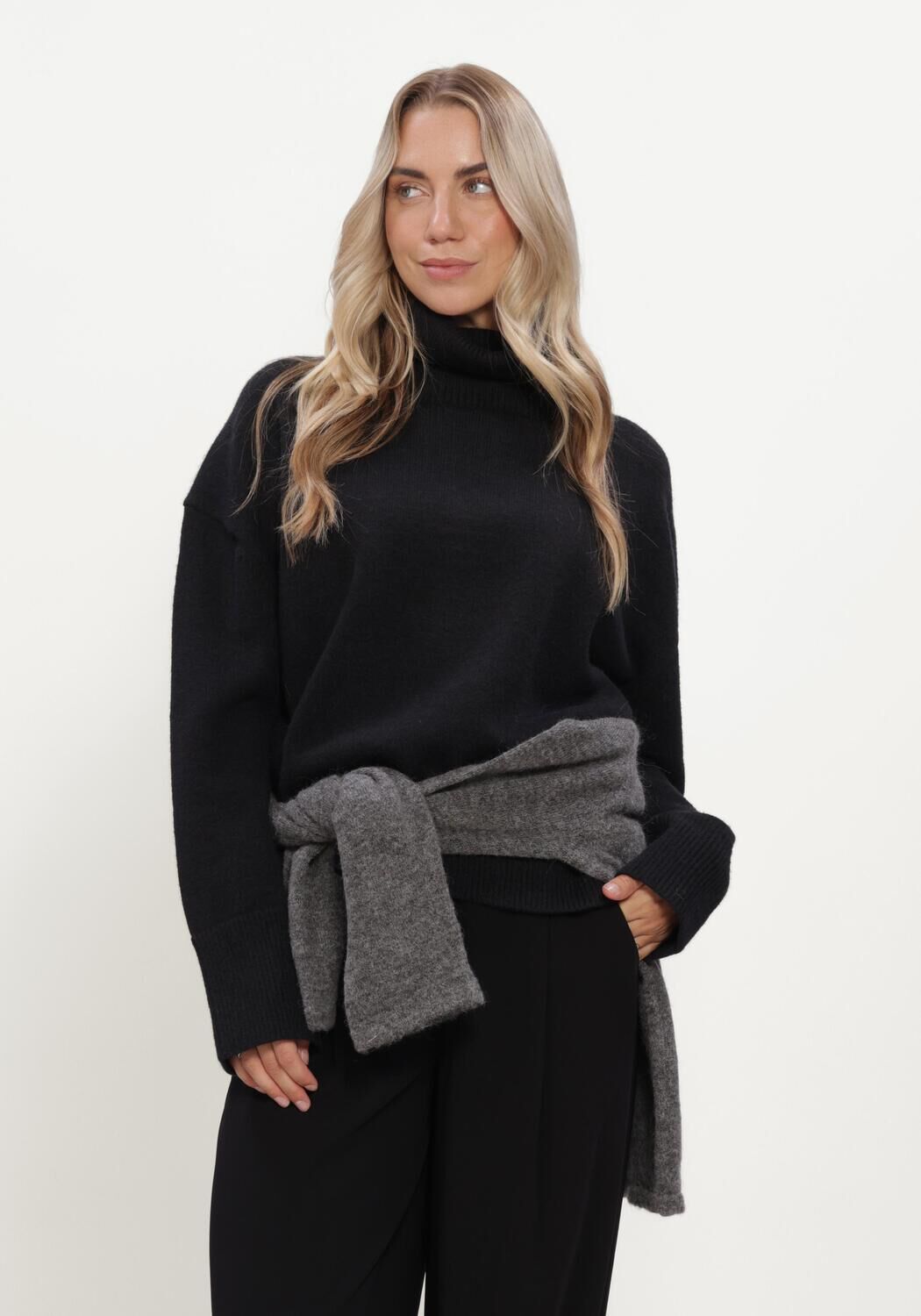 Schwarze BOII STUDIOS Pullover OLGA - large