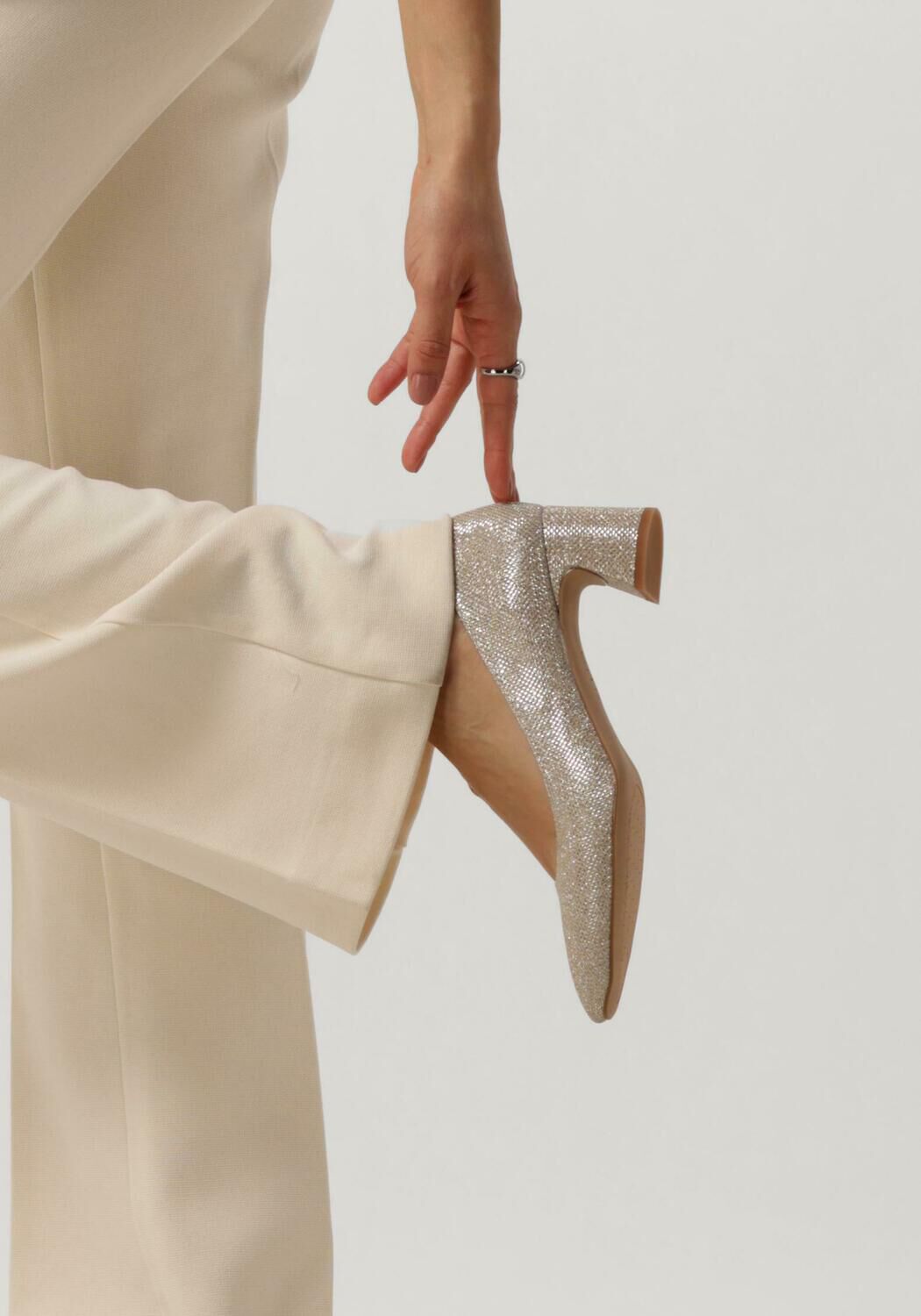 Goldfarbene UNISA Pumps LESAT - large