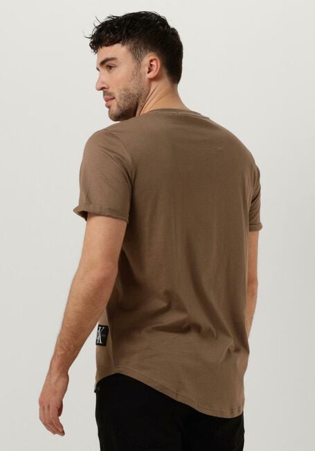 Braune CALVIN KLEIN T-shirt BADGE TURN UP SLEEVE - large