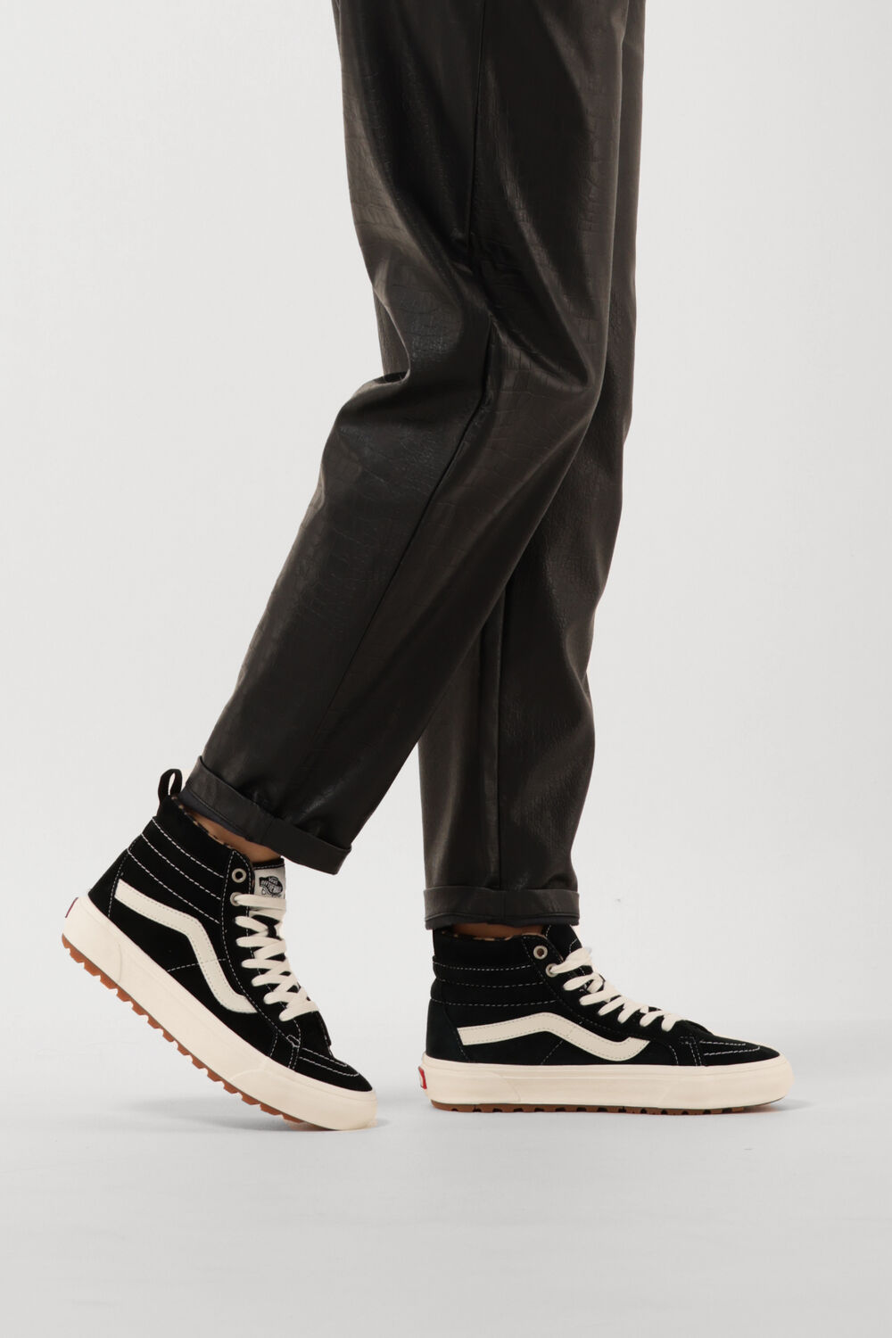 Schwarze VANS Sneaker High UA SK8-HI MTE WOMAN - large