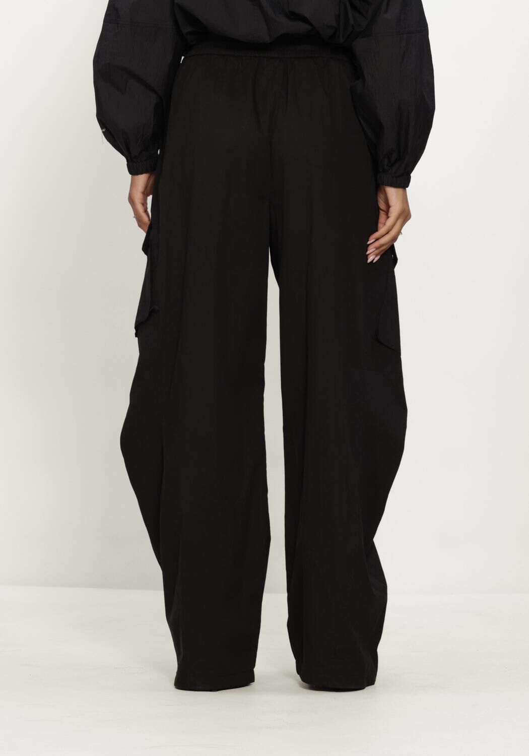 Schwarze HAUTE L'AMITI&Eacute; Cargohosen AIR ZIP TALL PANT - large