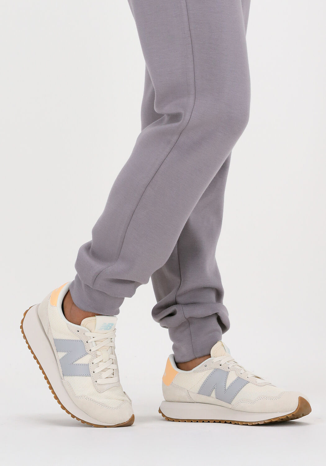 beige new balance sneaker low ws237