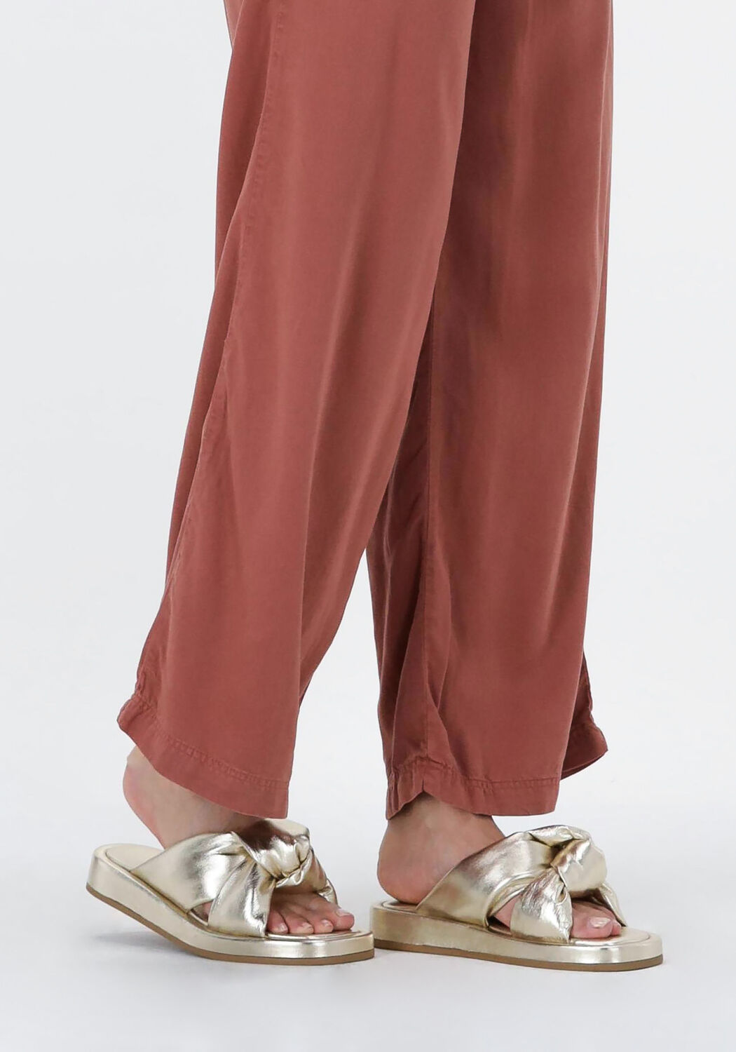 Goldfarbene INUOVO Pantolette 22857010 - large