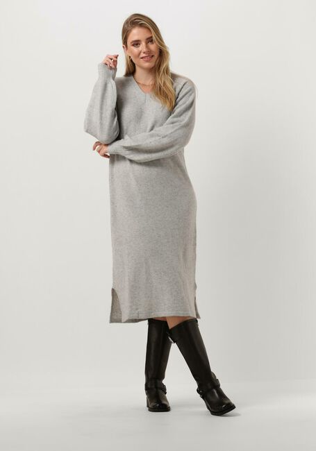 Graue MINUS Midikleid LILIANNE V-NECK MIDI KNIT DRESS - large