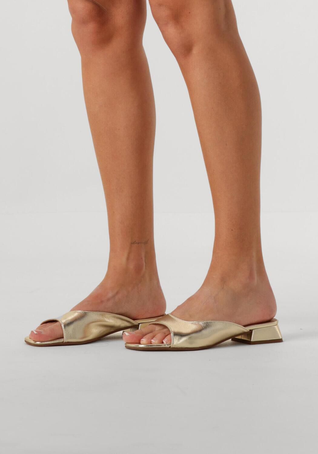 Goldfarbene CTWLK Pantolette VILLA - large