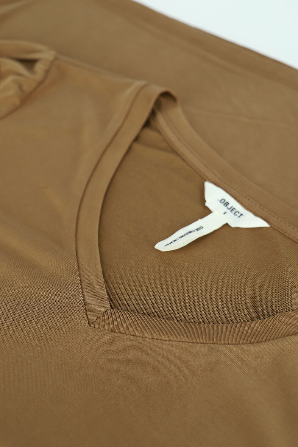 Braune OBJECT Top JANNIE LS V-NECK TOP - large