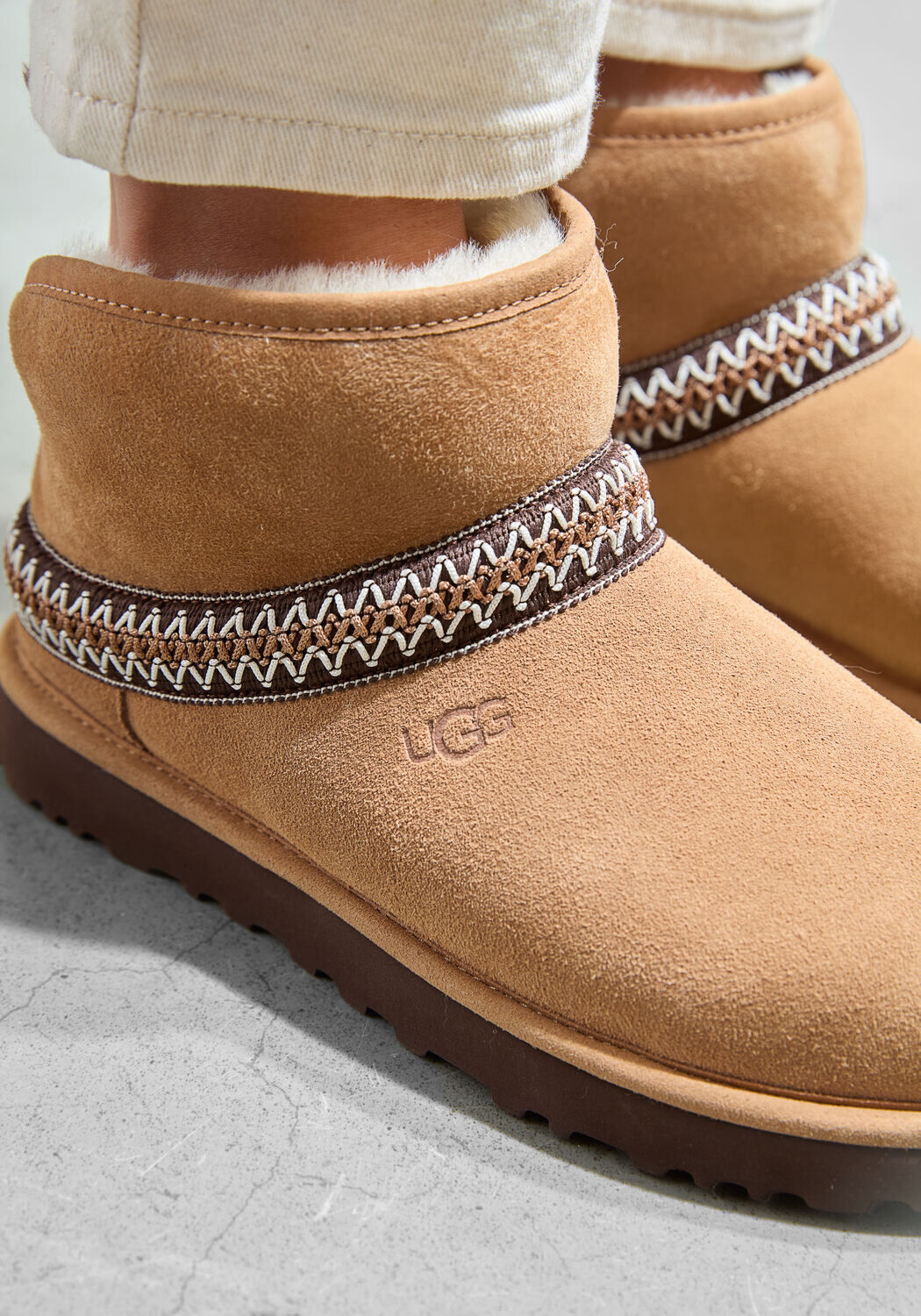 Cognacfarbene UGG Winterstiefel CLASSIC MINI CRESCENT - large