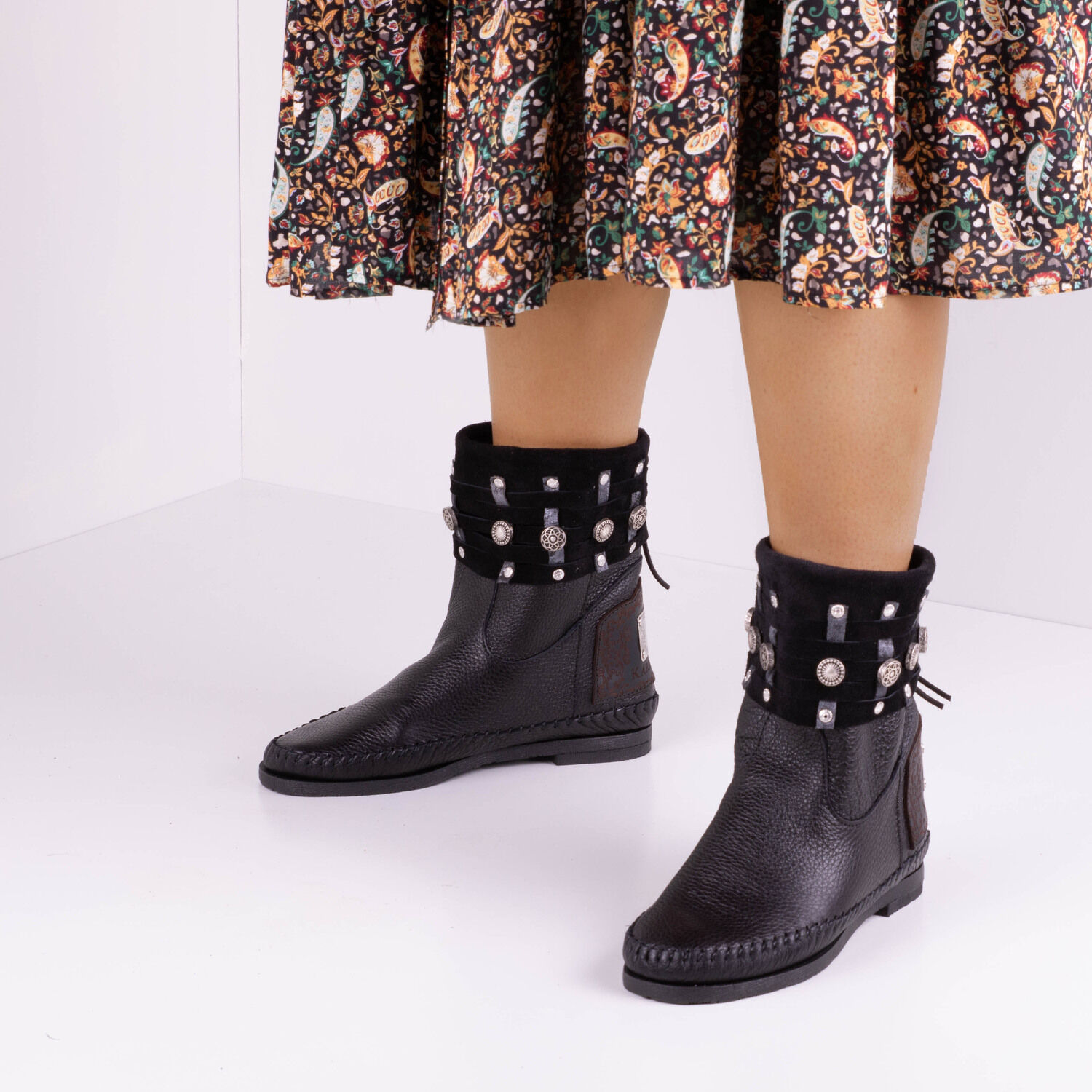 Schwarze KARMA OF CHARME Stiefeletten MOON - large