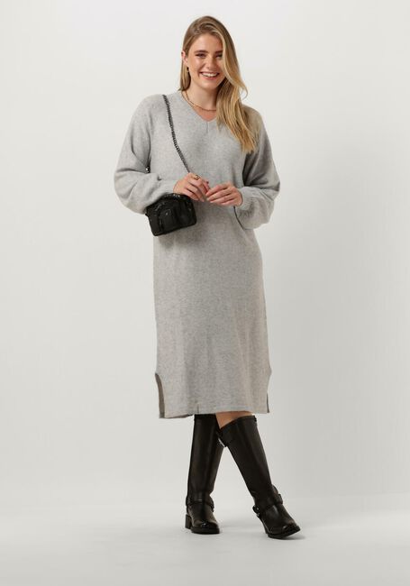 Graue MINUS Midikleid LILIANNE V-NECK MIDI KNIT DRESS - large