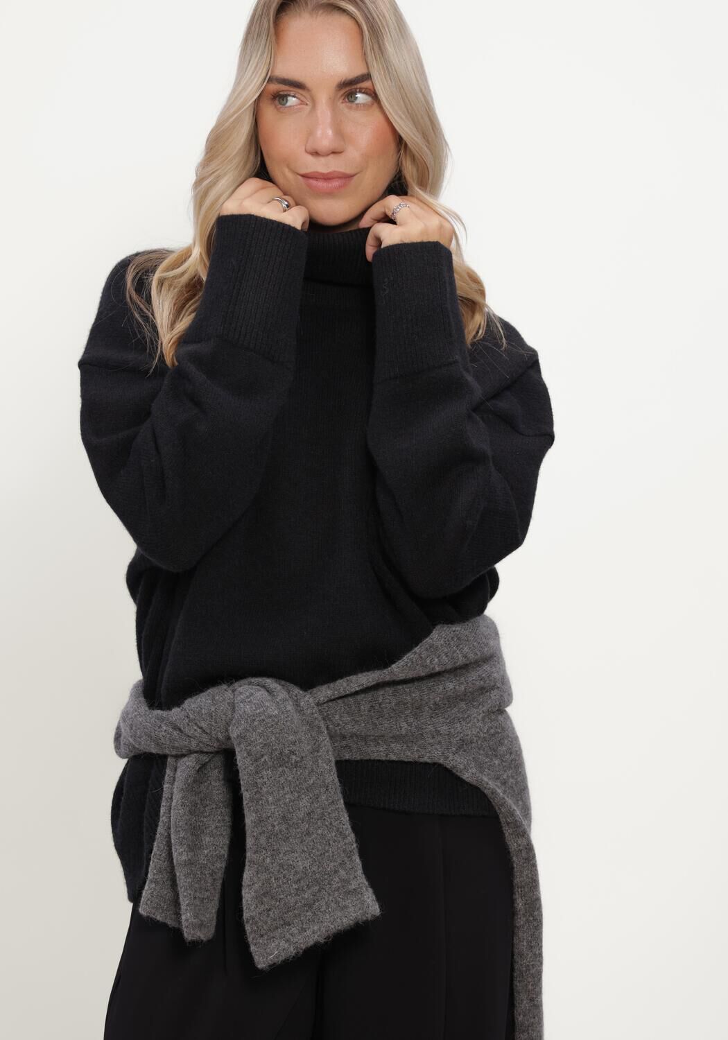 Schwarze BOII STUDIOS Pullover OLGA - large