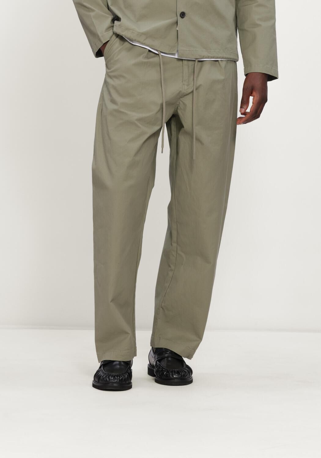 Khaki ANERKJENDT Weite Hose AKJAKOB COTTON PLEAT PANTS - large
