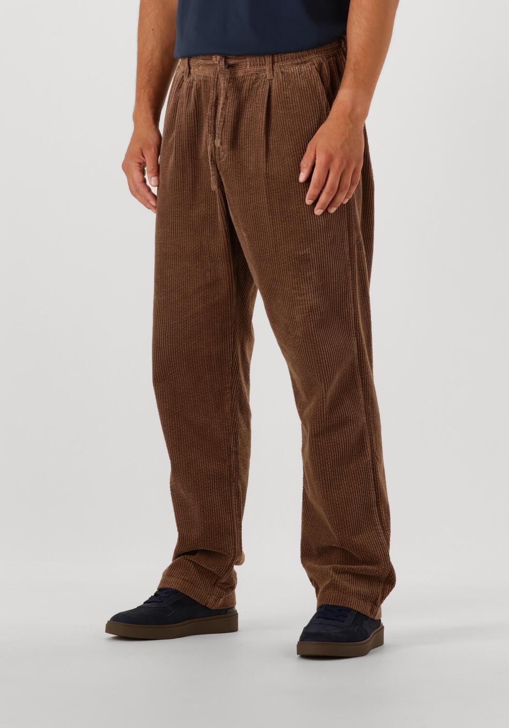 Braune ANERKJENDT Chino AKJAN CORD PLEAT PANTS | Omoda
