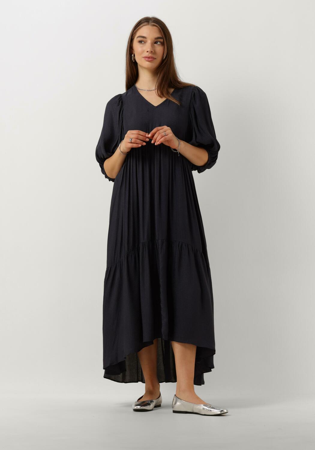 Tailliertes Maxikleid mit Gürtel Grau