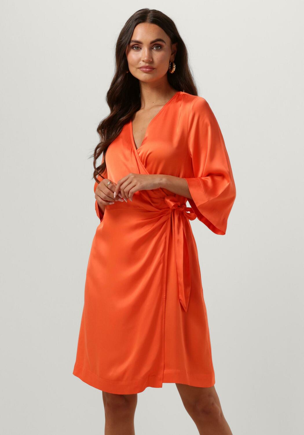 Orangene SELECTED FEMME Minikleid SLFFRANZISKA 3 4 SHORT SATIN WRAP DRESS Omoda